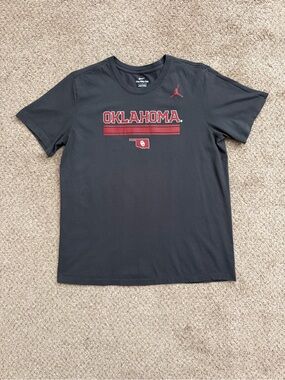 Nike Jordan Charcoal Gray Oklahoma Sooners Graphic Short Sleeve Tee Men’s Large